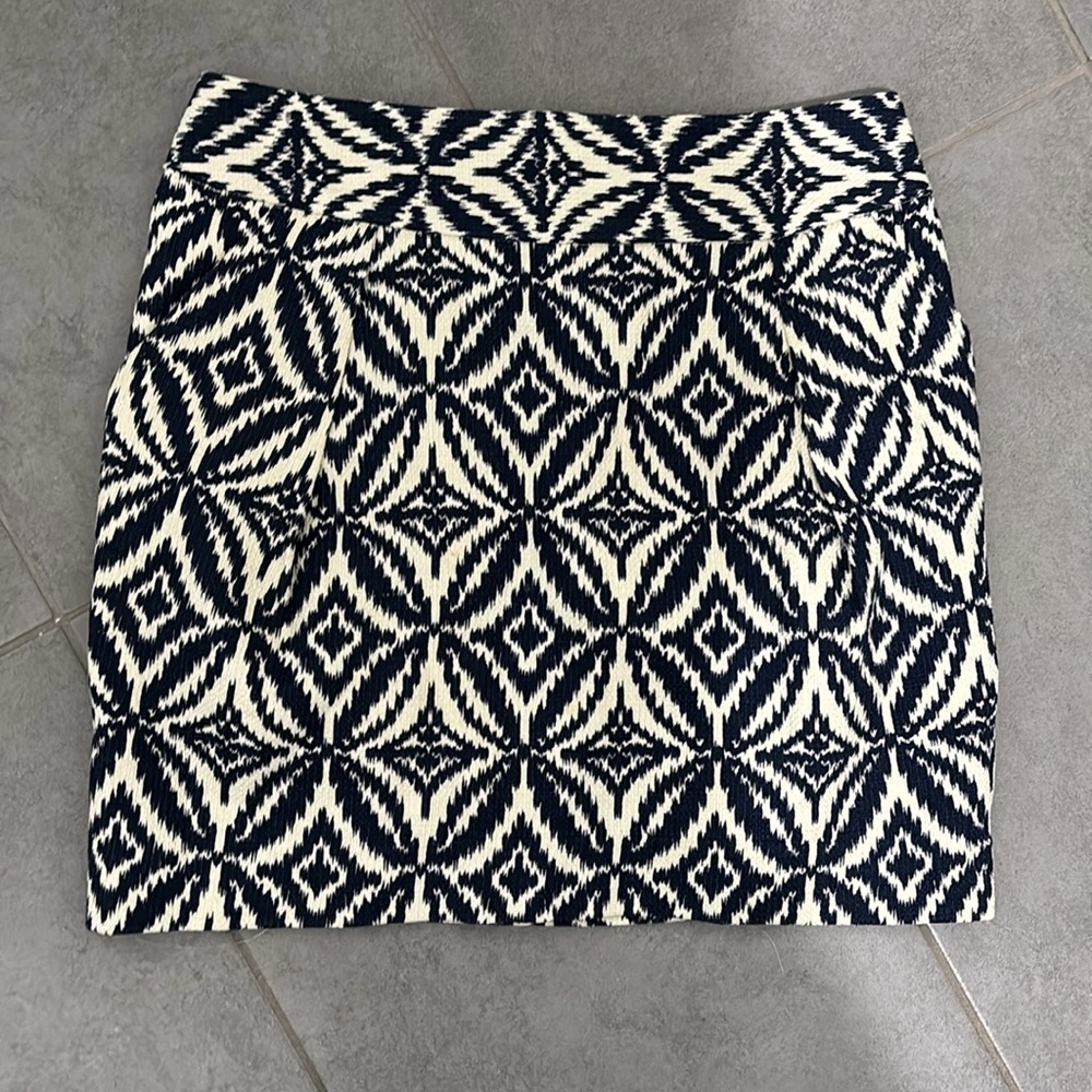 Joe Fresh Ikat mini-skirt with pockets - Navy and white. Size small - Picture 2 of 3